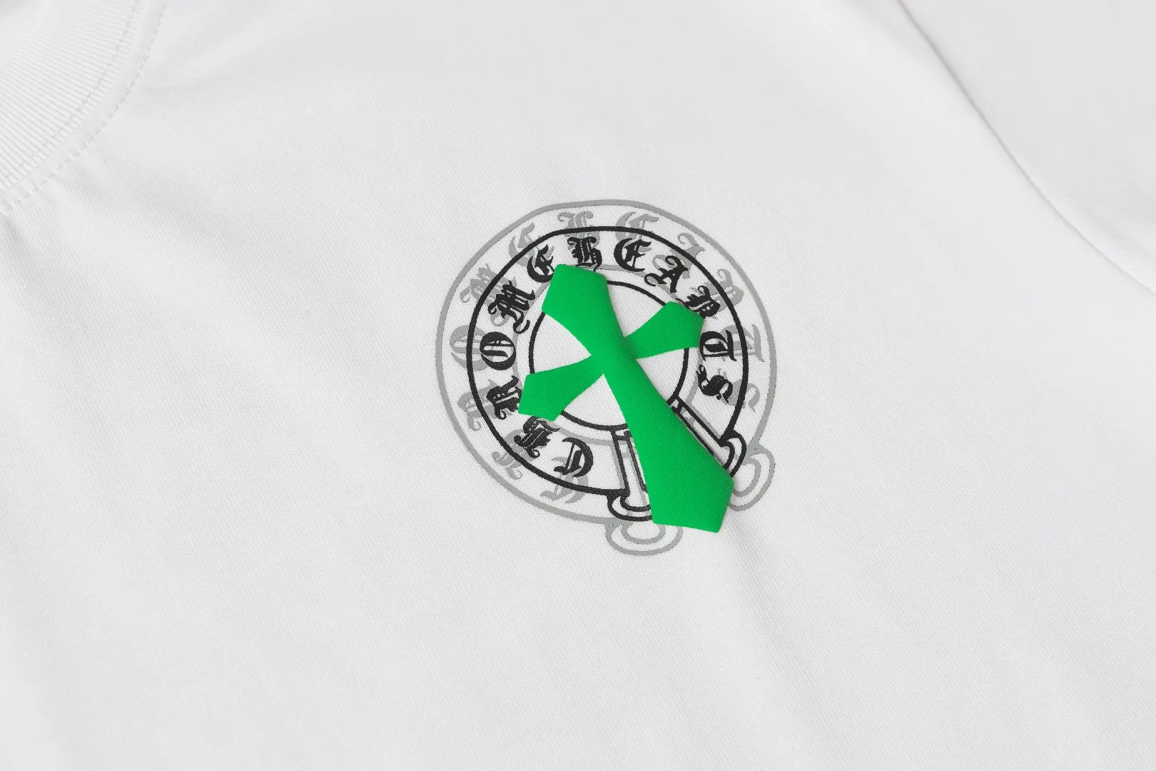 P160 Chrome Hearts* Chrome Hearts are made of 300g double yarn fabric, 1*1 Solona rib, imported digital white ink front and rear direct spray + foaming, 3D relief effect, in the perfect blend of fashion and science, a feast of precision and color, high-definition color details, green and environmentally friendly concepts, loose version, same style for men and women. Color: Black White Size: XS S M L